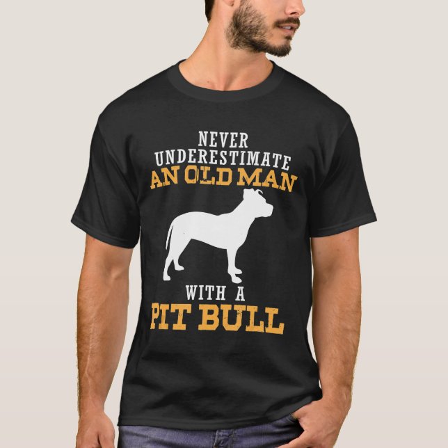 Camiseta Los Hombres Nunca Subestiman A Un Viejo Con Pitbul (Anverso)