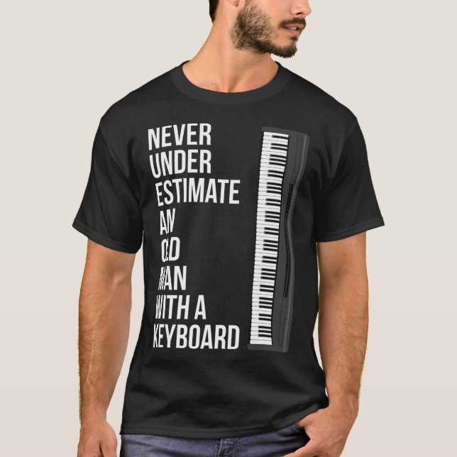 Camiseta Los Hombres Nunca Subestiman A Un Viejo Con Un Key (Anverso)
