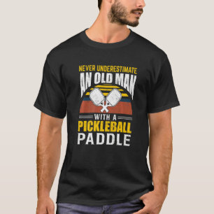 Camiseta Los Hombres Nunca Subestiman A Un Viejo Con Un Pic