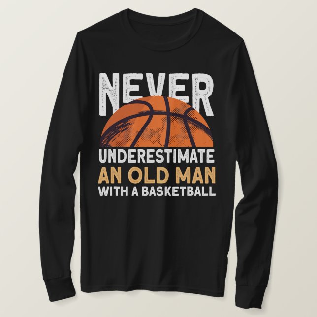 Camiseta Los Hombres Nunca Subestiman A Un Viejo Con Una (Anverso del diseño)