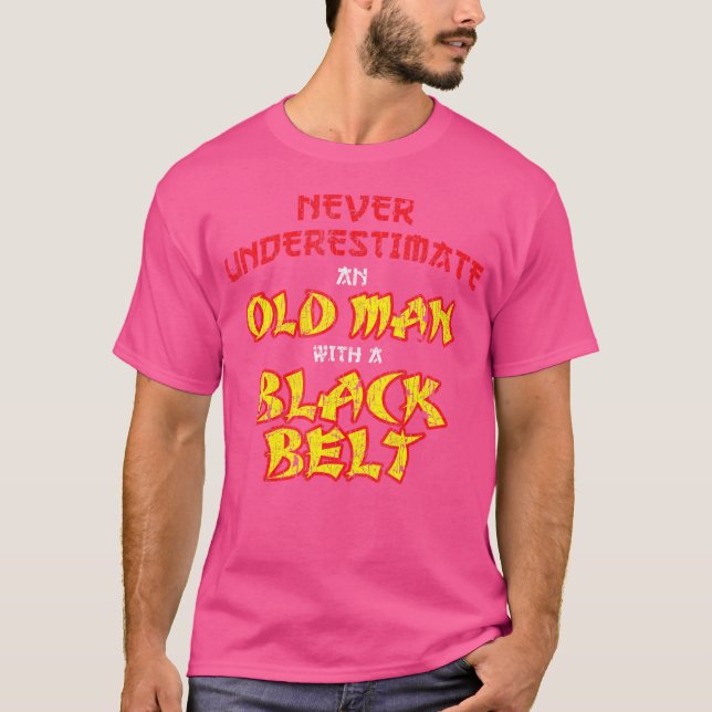 Camiseta Los Hombres Nunca Subestiman A Un Viejo Con Una B  (Anverso)