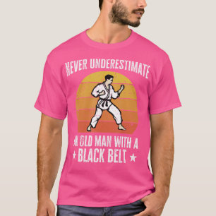 Camiseta Los Hombres Nunca Subestiman A Un Viejo Con Una B