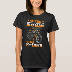 Camiseta Los Hombres Nunca Subestiman A Un Viejo Con Una Bi