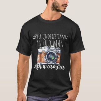 Camiseta Los Hombres Nunca Subestiman A Un Viejo Con Una Cá