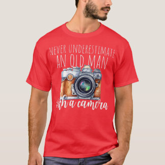 Camiseta Los Hombres Nunca Subestiman A Un Viejo Con Una Cá