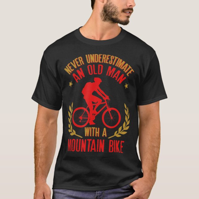 Camiseta Los Hombres Nunca Subestiman A Un Viejo Con Una Mo (Anverso)