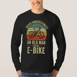 Camiseta Los Hombres Nunca Subestiman A Un Viejo En Bicicle