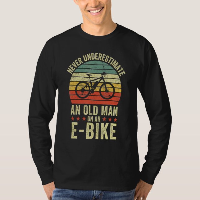 Camiseta Los Hombres Nunca Subestiman A Un Viejo En Bicicle (Anverso)