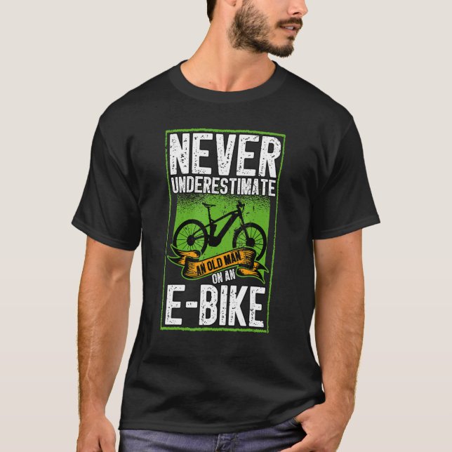 Camiseta Los Hombres Nunca Subestiman A Un Viejo En Ebike P (Anverso)