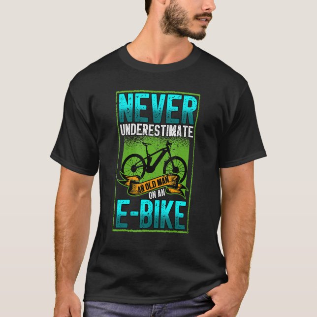 Camiseta Los Hombres Nunca Subestiman A Un Viejo En Ebike P (Anverso)