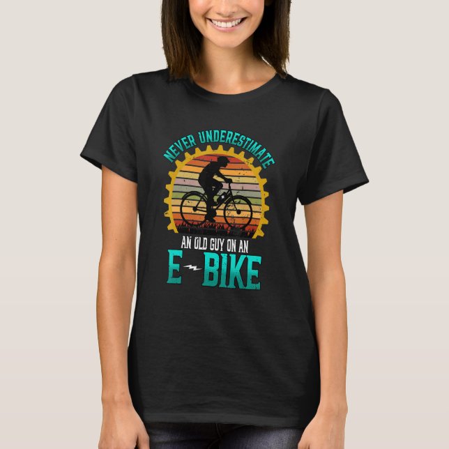Camiseta Los Hombres Nunca Subestiman A Un Viejo En Ebike P (Anverso)
