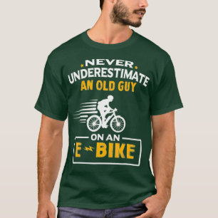 Camiseta Los Hombres Nunca Subestiman A Un Viejo En Un EBik