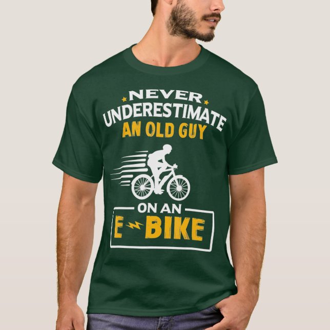 Camiseta Los Hombres Nunca Subestiman A Un Viejo En Un EBik (Anverso)