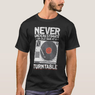 Camiseta Los Hombres Nunca Subestiman A Un Viejo En Un Tura