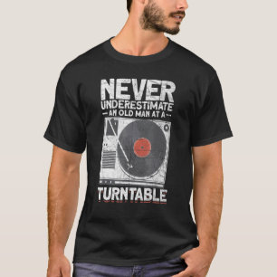 Camiseta Los Hombres Nunca Subestiman A Un Viejo En Un Tura