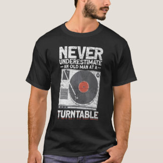 Camiseta Los Hombres Nunca Subestiman A Un Viejo En Un Tura