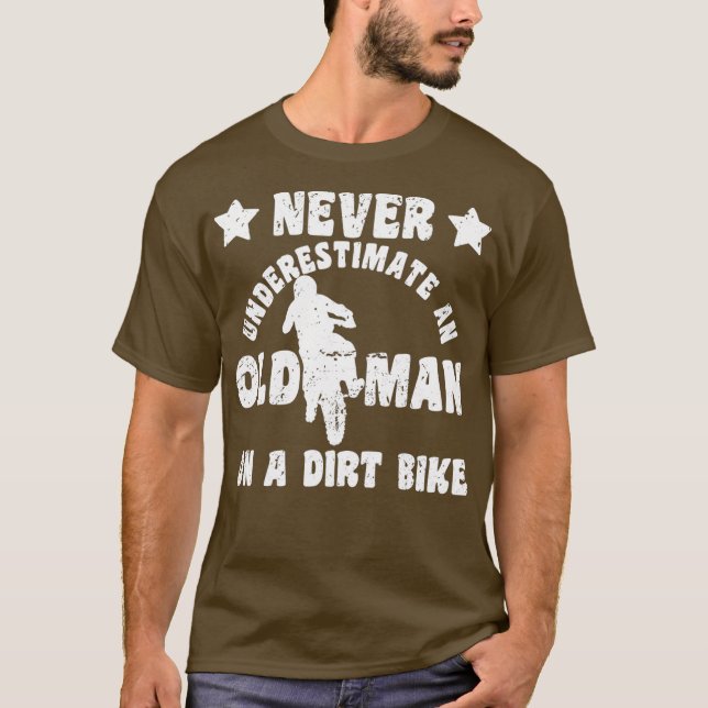 Camiseta Los Hombres Nunca Subestiman A Un Viejo En Una Cur (Anverso)