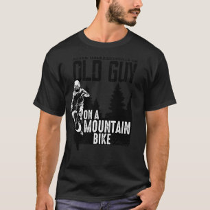 Camiseta Los Hombres Nunca Subestiman A Un Viejo En Una Mon