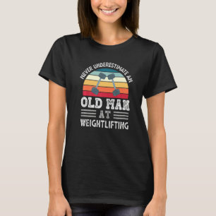 Camiseta Los Hombres Nunca Subestiman A Un Viejo En Weightl