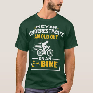 Camiseta Los Hombres Nunca Subestiman A Un Viejo Hombre En 
