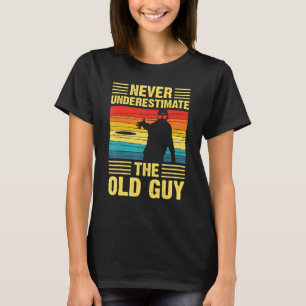 Camiseta Los Hombres Nunca Subestiman El Viejo Vin De Golf