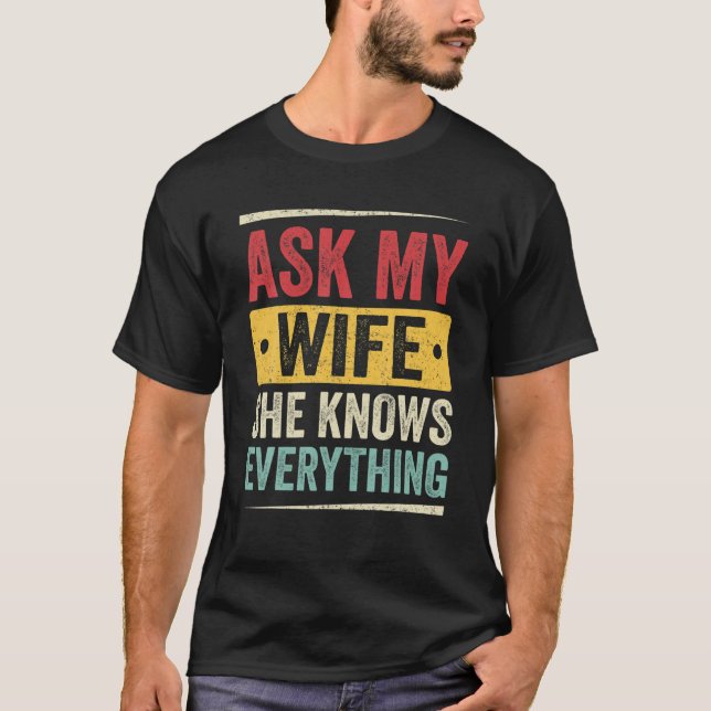 Camiseta Los hombres preguntan a mi esposa que sabe todo lo (Anverso)