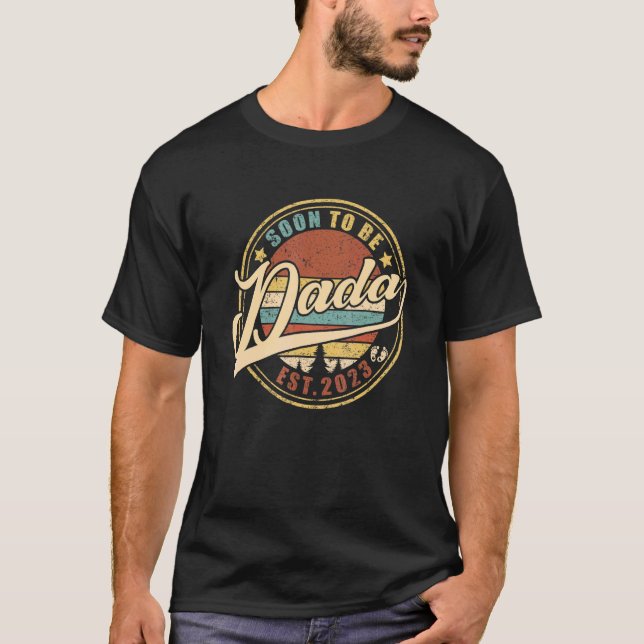 Camiseta Los Hombres Pronto Serán Dada 2023 Por Primera Vez (Anverso)