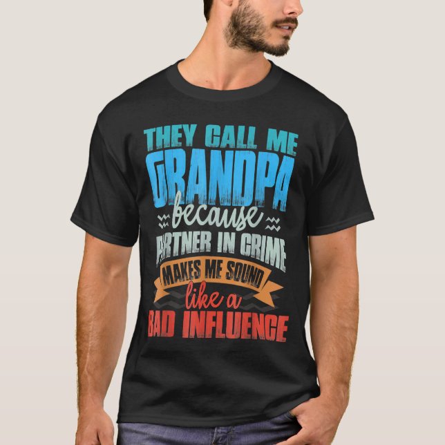 Camiseta Los Hombres Que Me Llaman Abuelo Sonan Como Mala I (Anverso)