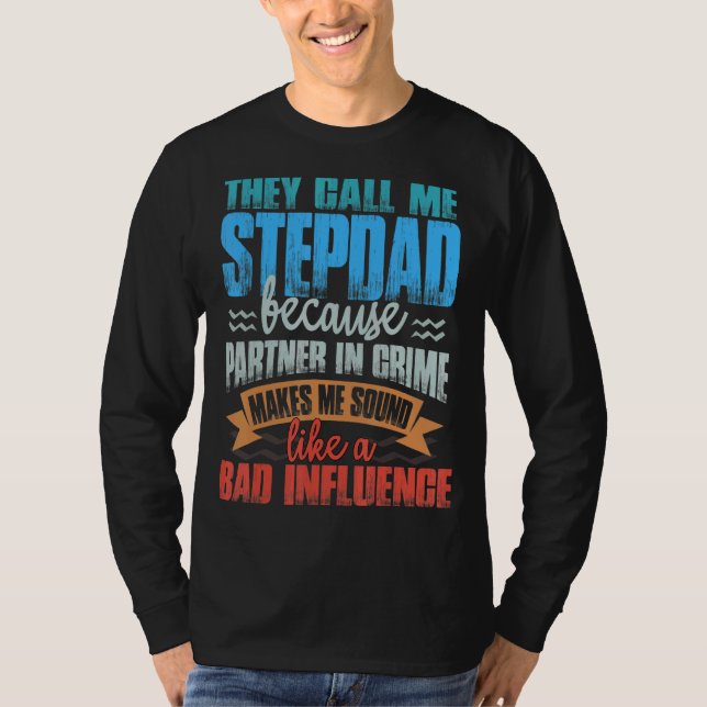 Camiseta Los Hombres Que Me Llaman Stepdad Sonan Como Mala  (Anverso)