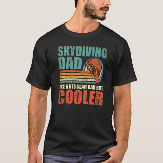 Camiseta Los Hombres Que Salen De Pie Como Un Padre Regular (Anverso)
