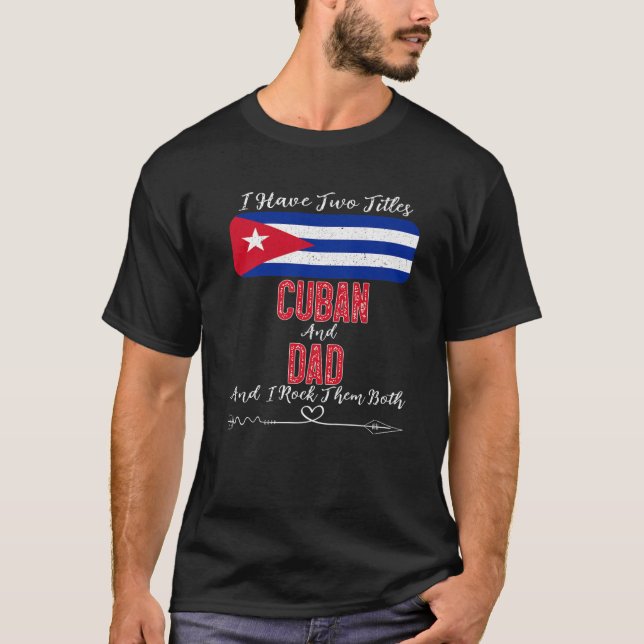 Camiseta Los Hombres Que Tengo Dos Títulos Cubano Y Papá Cu (Anverso)