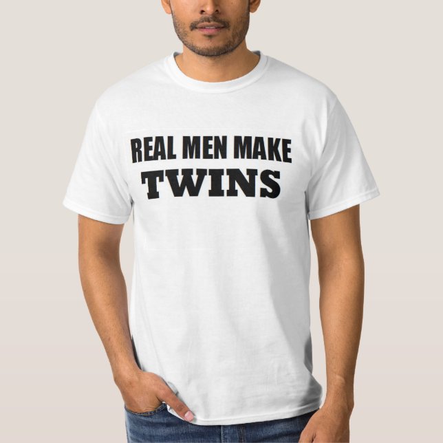 CAMISETA LOS HOMBRES REALES HACEN LOS GEMELOS AL PAPÁ DEL (Anverso)