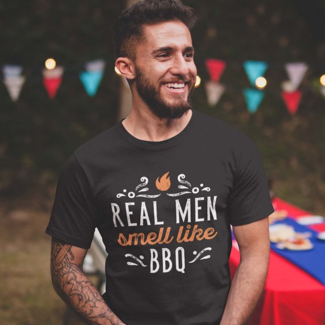 Camiseta Los hombres reales huelen como barbacoas (Subido por el creador)