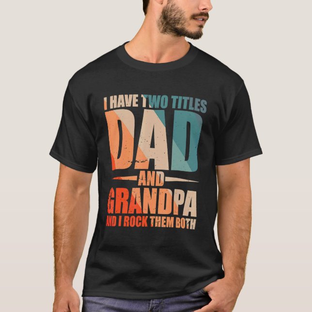 Camiseta Los Hombres Tengo Dos Títulos Papá Y Abuelo Y Yo R (Anverso)