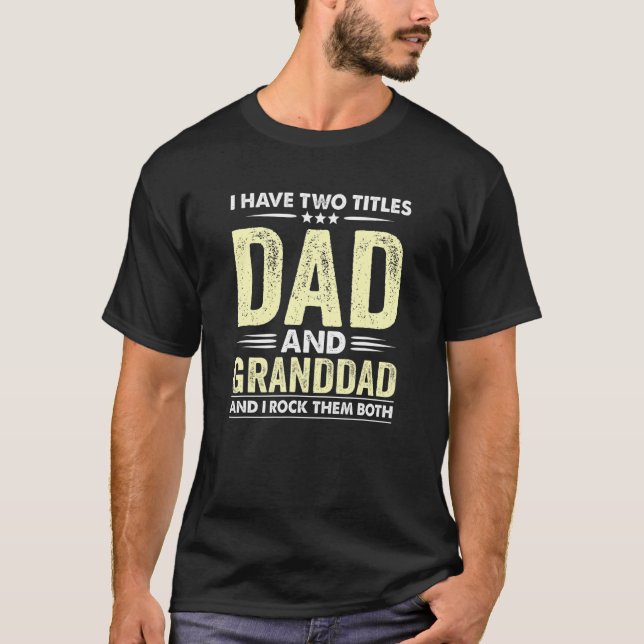 Camiseta Los Hombres Tengo Dos Títulos Papá Y El Abuelo. (Anverso)