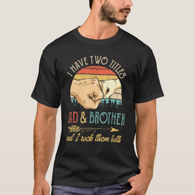 Camiseta Los Hombres Tengo Dos Títulos Papá Y Hermano Y Yo  (Anverso)