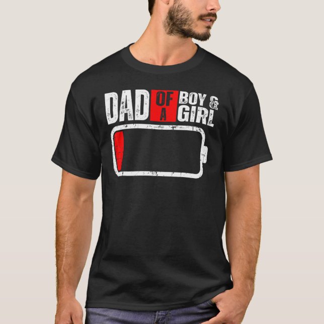 Camiseta Los Hombres Tienen Baja Batería Con Un Padre Dicie (Anverso)