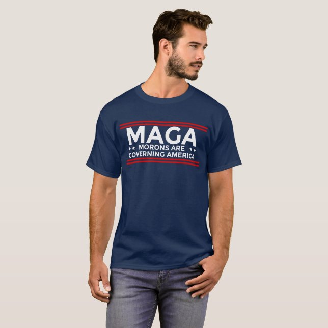 Camiseta Los Imbéciles de MAGA están gobernando América (Anverso completo)