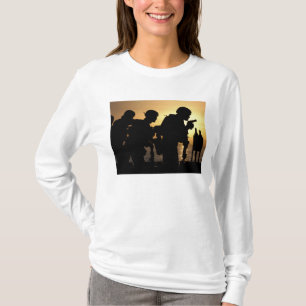 Camiseta Los infantes de marina encienden las armas de mano