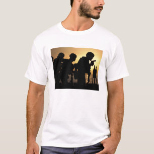 Camiseta Los infantes de marina encienden las armas de mano