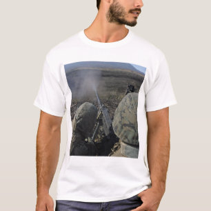 Camiseta Los infantes de marina encienden una ametralladora
