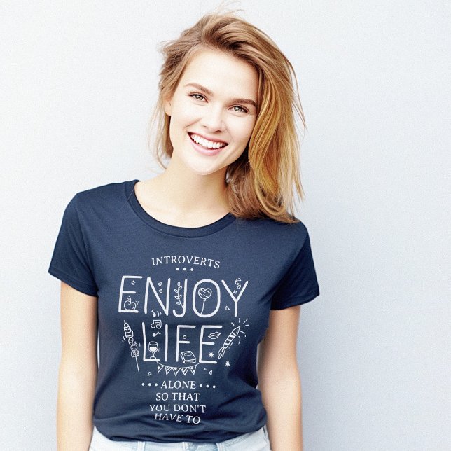 Camiseta Los introvertidos disfrutan de la vida sola divert (Introverts Enjoy Life Alone Funny T-Shirt)