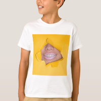 Los labios de la cara sonríen amarillo