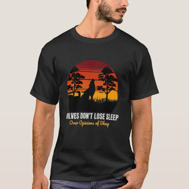 Camiseta Los lobos no pierden el sueño por las opiniones de (Anverso)