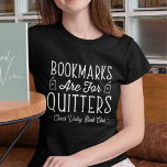 Camiseta Los Marcadores Son Para Quitters Personalizados Bo<br><div class="desc">Este lindo diseño de nerds para los amantes de los libros, las lombrices, los autores, los escritores, los amigos de los clubs de libros o los ávidos lectores presenta la graciosa cita "Los marcadores son para los quitters" con dos pequeños ilustraciones de libros. Personalice con una línea de texto personalizado...</div>