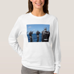 Camiseta Los marineros disparan un saludo con arma de fuego