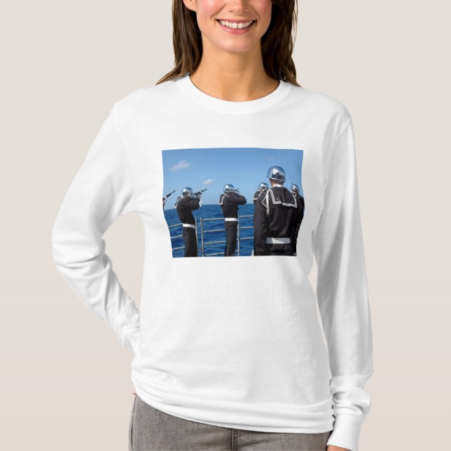 Camiseta Los marineros disparan un saludo con arma de fuego (Anverso)