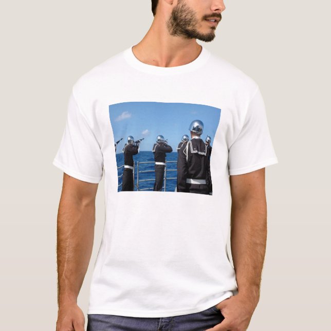 Camiseta Los marineros disparan un saludo con arma de fuego (Anverso)