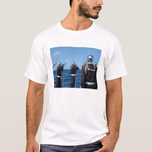Camiseta Los marineros encienden un saludo de arma durante