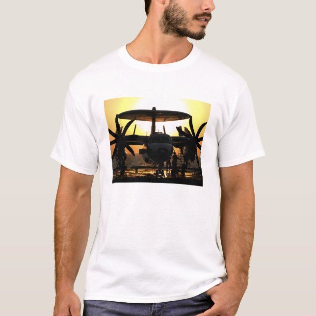 Camiseta Los marineros trabajan en un avión E-2C Hawkeye (Anverso)